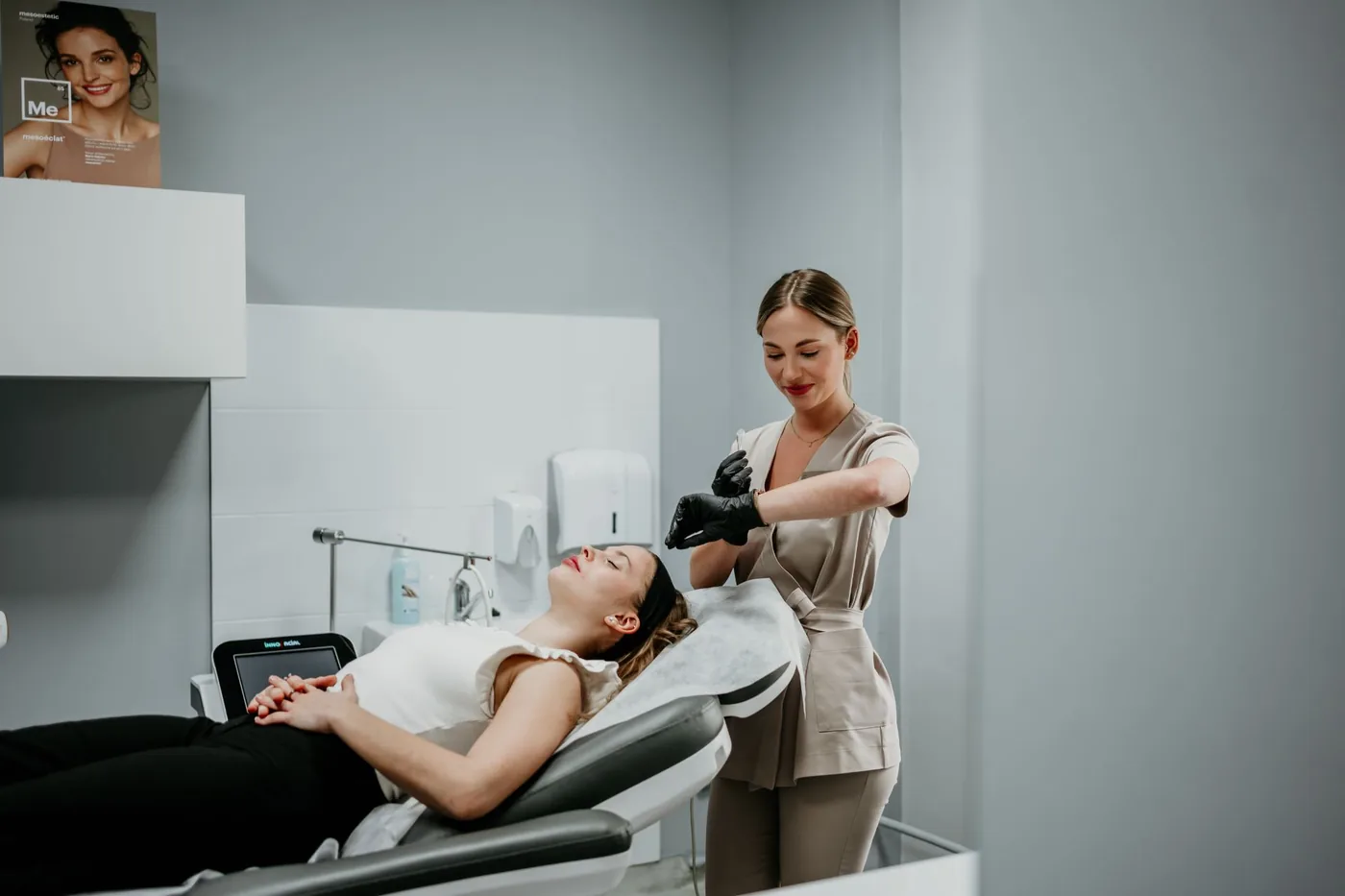 Application of acid gel during a peel at the cosmetology practice