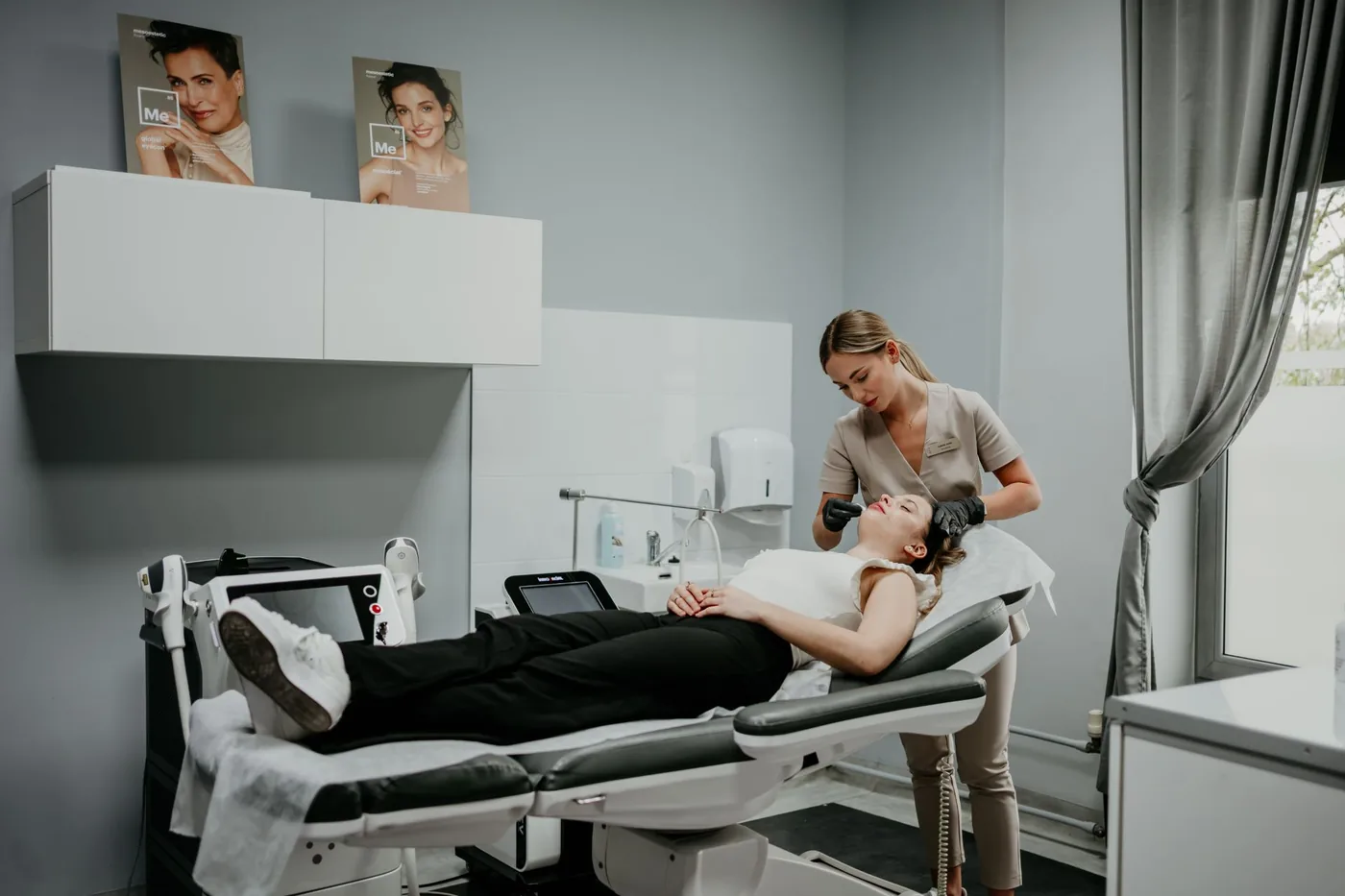 Application of an exfoliating preparation during a cosmetology treatment