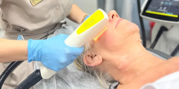 Reducing erythema with broadband light