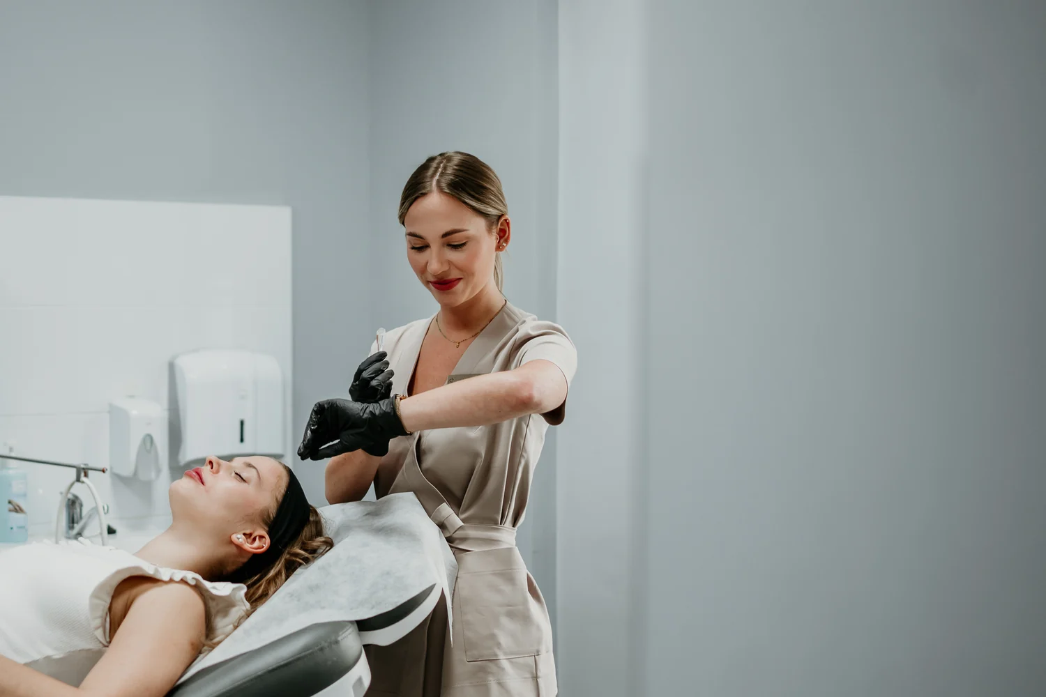Nakładanie peelingu kwasowego w gabinecie NL Clinic w Katowicach
