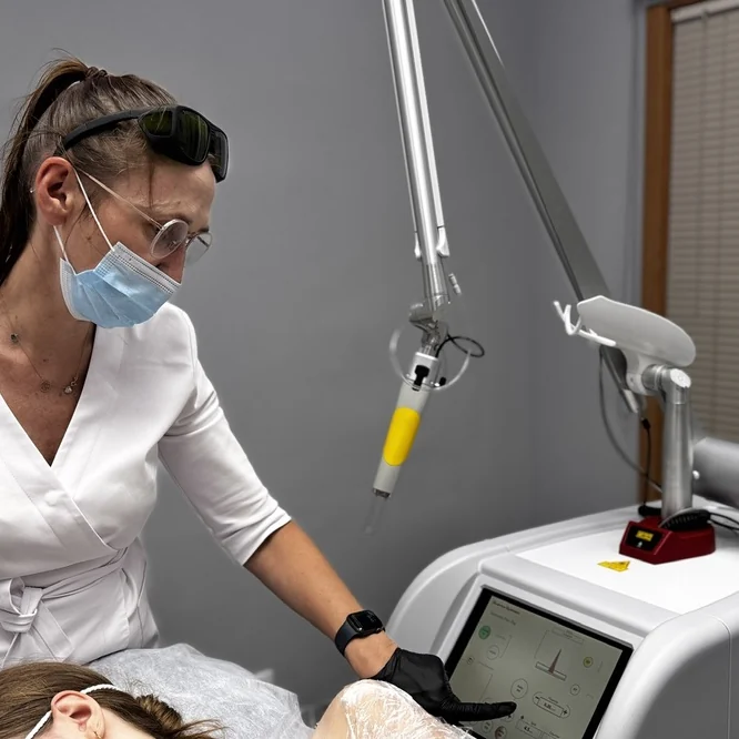 A laser platform with an articulated arm in the treatment room at NL Clinic