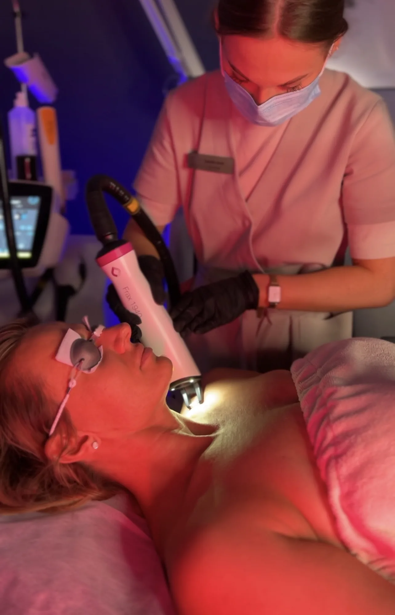 Working with the thulium laser handpiece on facial skin