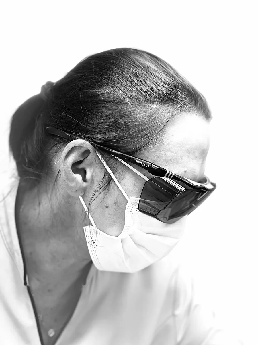 Praca z laserem w okularach ochronnych w gabinecie NL Clinic